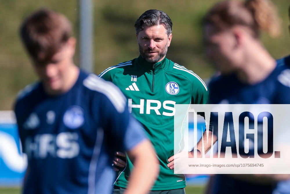 Fussball, Training des FC Schalke 04. Co-Trainer Tim Hoogland (FC Schalke 04). Gelsenkirchen Trainingsgelände FC Schalke 04 NRW Deutschland xRHR-FOTO YYx