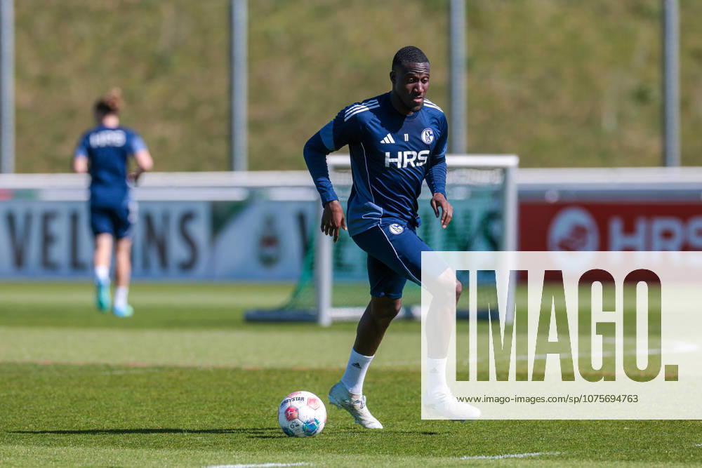 Fussball, Training des FC Schalke 04. Bryan Lasme (FC Schalke 04). Gelsenkirchen Trainingsgelände FC Schalke 04 NRW Deutschland xRHR-FOTO YYx