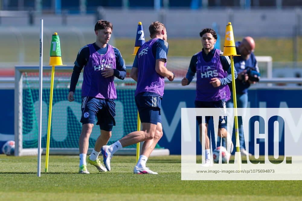 Fussball, Training des FC Schalke 04. v. l. Vitalie Becker (FC Schalke 04), Timo Becker (FC Schalke 04), Soufiane El-Faouzi (FC Schalke 04). Gelsenkirchen Trainingsgelände FC Schalke 04 NRW Deutschland xRHR-FOTO YYx