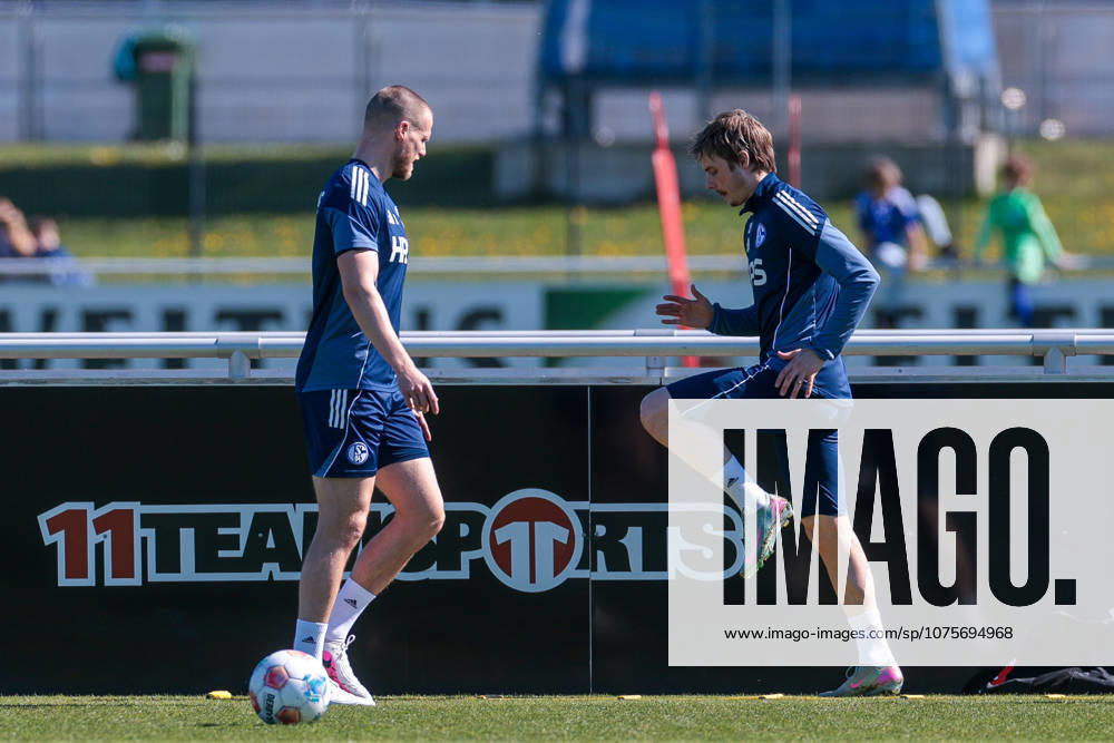 Fussball, Training des FC Schalke 04. v. l. Tomas Kalas (FC Schalke 04), Finn Porath (FC Schalke 04) trainieren individuell. Gelsenkirchen Trainingsgelände FC Schalke 04 NRW Deutschland xRHR-FOTO YYx