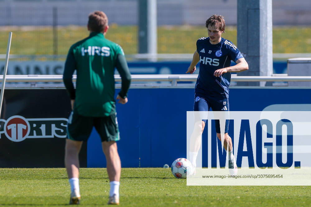 Fussball, Training des FC Schalke 04. Finn Porath (FC Schalke 04). Gelsenkirchen Trainingsgelände FC Schalke 04 NRW Deutschland xRHR-FOTO YYx