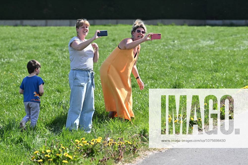 Cycling fans pictured during the men s race of the Scheldeprijs one day cycling event, 205,2km from Terneuzen, the Netherlands to Schoten, Belgium on Wednesday 08 April 2026. MAARTENxSTRAETEMANS x170188867x
