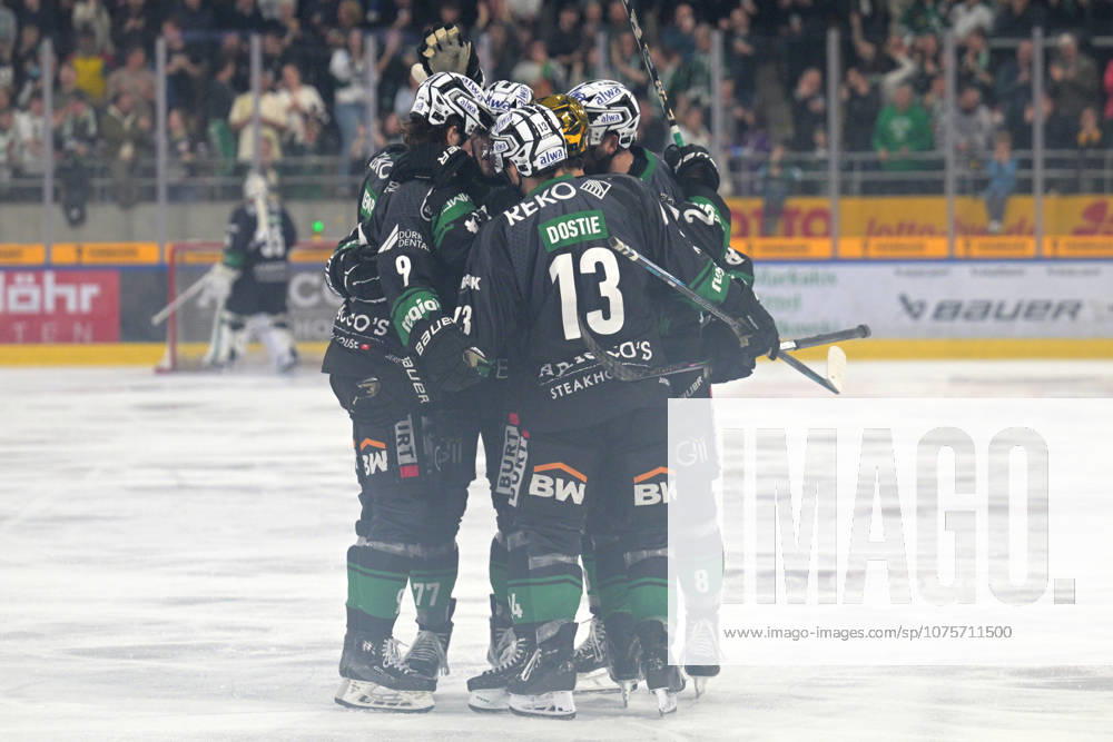 Tor,Torjubel zum 2:0 der Bietigheim Steelers durch das Tor von Arne Uplegger (Bietigheim Steelers, 77) Bietigheim Steelers vs. EC Kassel Huskies, Eishockey, DEL 2, PlayOff Spiel 4, Saison 2025 2026, 08.04.2026 Bietigheim Steelers vs. EC Kassel Huskies, Eishockey, DEL 2, PlayOff Spiel 4, Saison 2025 2026, 08.04.2026 Bietigheim