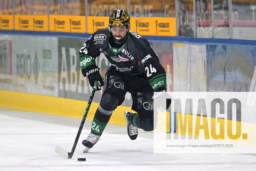 Cole Fonstad (Bietigheim Steelers, 24) am Puck Bietigheim Steelers vs. EC Kassel Huskies, Eishockey, DEL 2, PlayOff Spiel 4, Saison 2025 2026, 08.04.2026 Bietigheim Steelers vs. EC Kassel Huskies, Eishockey, DEL 2, PlayOff Spiel 4, Saison 2025 2026, 08.04.2026 Bietigheim