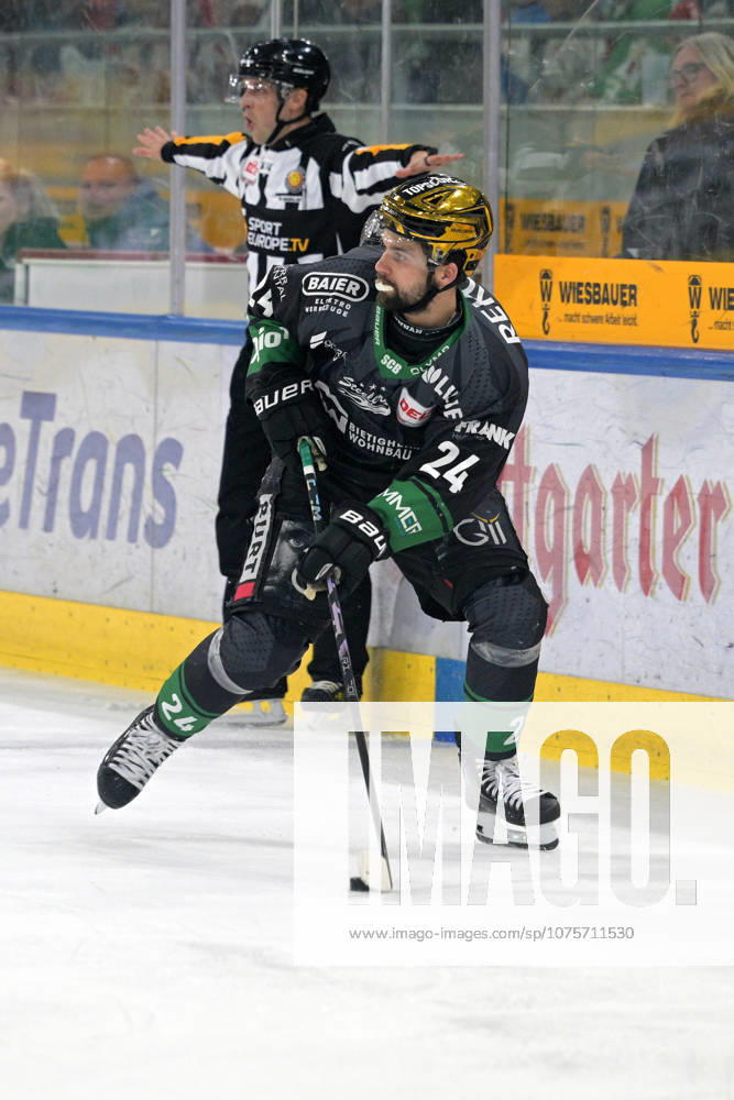 Cole Fonstad (Bietigheim Steelers, 24) am Puck Bietigheim Steelers vs. EC Kassel Huskies, Eishockey, DEL 2, PlayOff Spiel 4, Saison 2025 2026, 08.04.2026 Bietigheim Steelers vs. EC Kassel Huskies, Eishockey, DEL 2, PlayOff Spiel 4, Saison 2025 2026, 08.04.2026 Bietigheim
