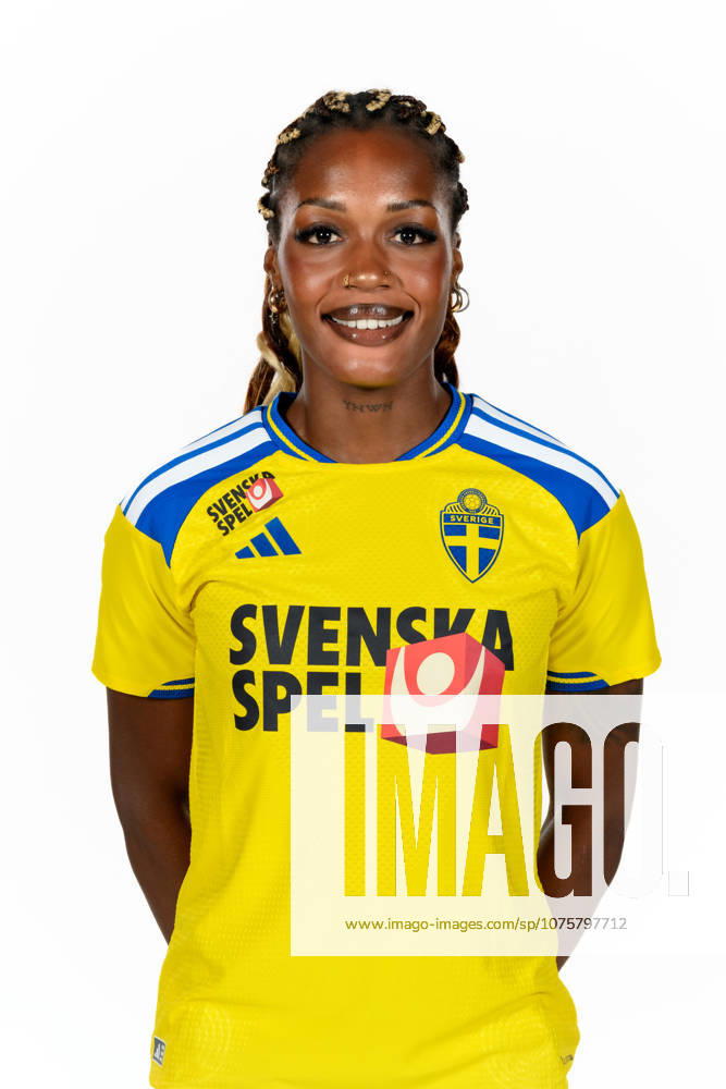 Evelyn Ijeh of the Swedish women s national football team poses for a portrait on April 9, 2026 in Gothenburg. Photo: Carl Sandin BILDBYRAN kod CS CS0925 fotboll football soccer fotball porträtt portraits sverige sweden dam bbeng