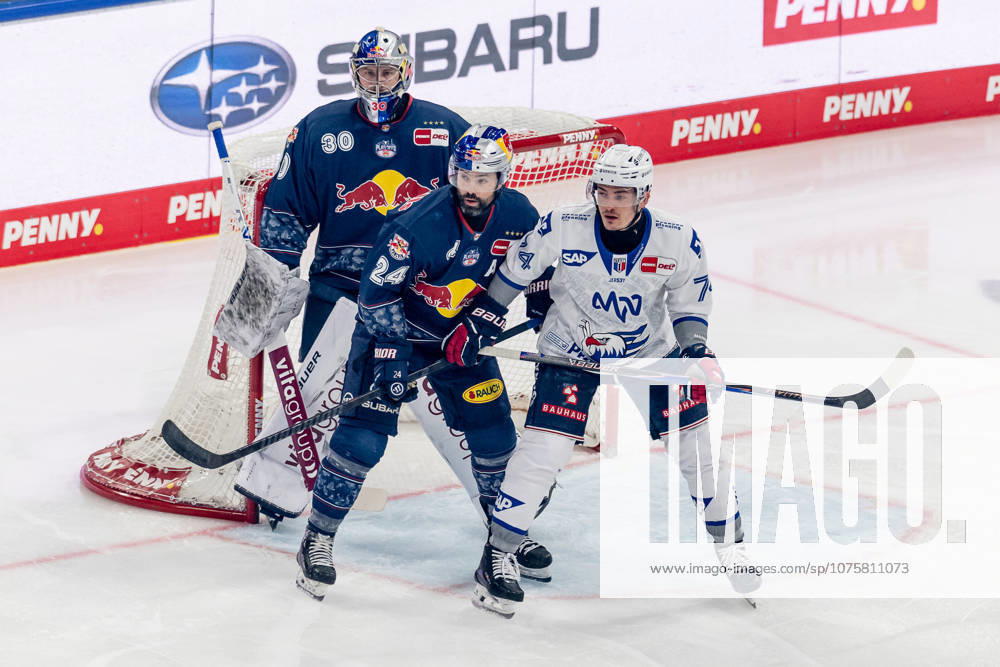 Ryan Murphy (EHC Red Bull Muenchen, 24) verteidigt gegen Justin Schuetz (Adler Mannheim, 74) vor dem Tor von Antoine Bibeau (Torwart, EHC Red Bull Muenchen, 30) GER, EHC Red Bull Muenchen vs. Adler Mannheim, Eishockey, DEL, Playoffs, Halbfinale Spiel 2, Saison 2025 2026, 10.04.2026. GER, EHC Red Bull Muenchen vs. Adler Mannheim, Eishockey, DEL, Playoffs, Halbfinale Spiel 2, Saison 2025 2026, 10.04.2026. Muenchen