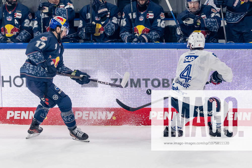 Kampf um den Puck Zweikampf zwischen Taro Hirose (EHC Red Bull Muenchen, 17) und Dan Renouf (Adler Mannheim, 4) GER, EHC Red Bull Muenchen vs. Adler Mannheim, Eishockey, DEL, Playoffs, Halbfinale Spiel 2, Saison 2025 2026, 10.04.2026. GER, EHC Red Bull Muenchen vs. Adler Mannheim, Eishockey, DEL, Playoffs, Halbfinale Spiel 2, Saison 2025 2026, 10.04.2026. Muenchen