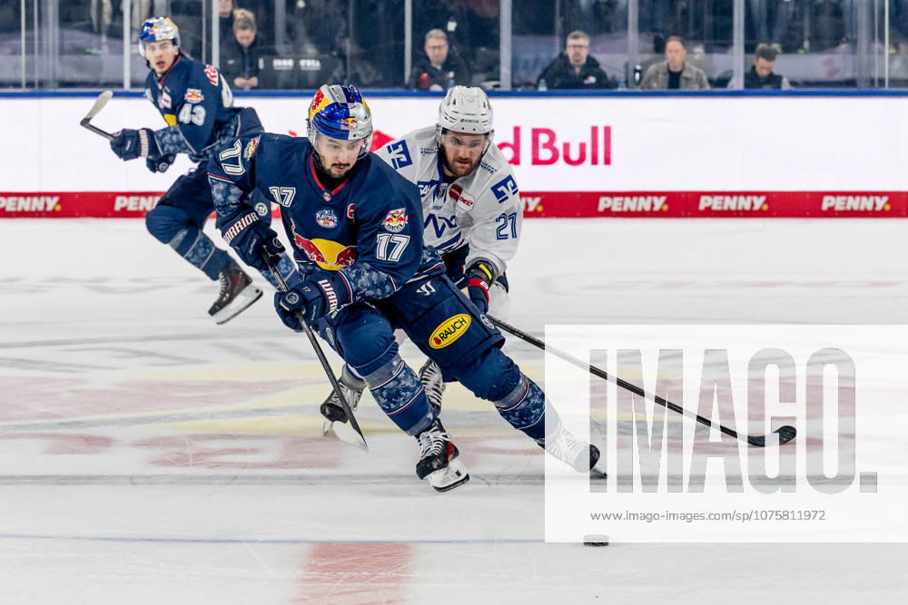 Kampf um den Puck Zweikampf zwischen Taro Hirose (EHC Red Bull Muenchen, 17) und Kris Bennett (Adler Mannheim, 21) GER, EHC Red Bull Muenchen vs. Adler Mannheim, Eishockey, DEL, Playoffs, Halbfinale Spiel 2, Saison 2025 2026, 10.04.2026. GER, EHC Red Bull Muenchen vs. Adler Mannheim, Eishockey, DEL, Playoffs, Halbfinale Spiel 2, Saison 2025 2026, 10.04.2026. Muenchen