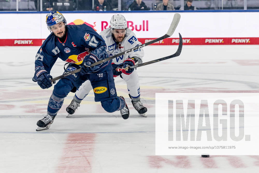 Kampf um den Puck Zweikampf zwischen Taro Hirose (EHC Red Bull Muenchen, 17) und Kris Bennett (Adler Mannheim, 21) GER, EHC Red Bull Muenchen vs. Adler Mannheim, Eishockey, DEL, Playoffs, Halbfinale Spiel 2, Saison 2025 2026, 10.04.2026. GER, EHC Red Bull Muenchen vs. Adler Mannheim, Eishockey, DEL, Playoffs, Halbfinale Spiel 2, Saison 2025 2026, 10.04.2026. Muenchen