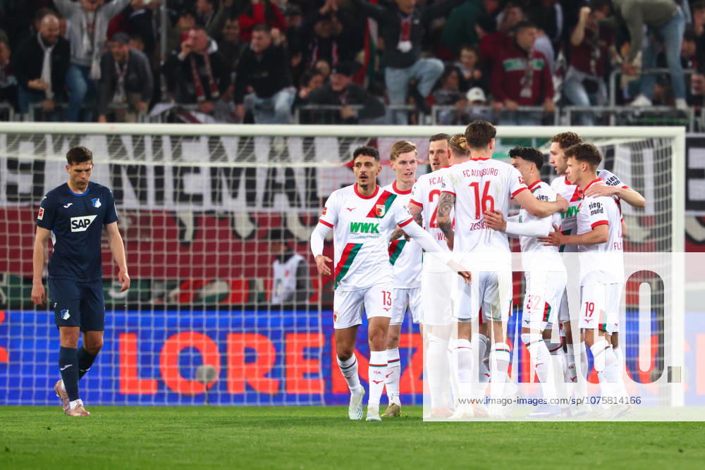 Team (FC Augsburg) Tor zum 2 : 0 beim Spiel zwischen FC Augsburg v TSG 1899 Hoffenheim, Fußball, Herren, Bundesliga, 2025 2026, 29.Spieltag am 10.04.2026 in Augsburg, WWK ARENA. DFL and DFB regulations prohibit any use of photographs as image sequences and or quasi-video. Bayern Deutschland