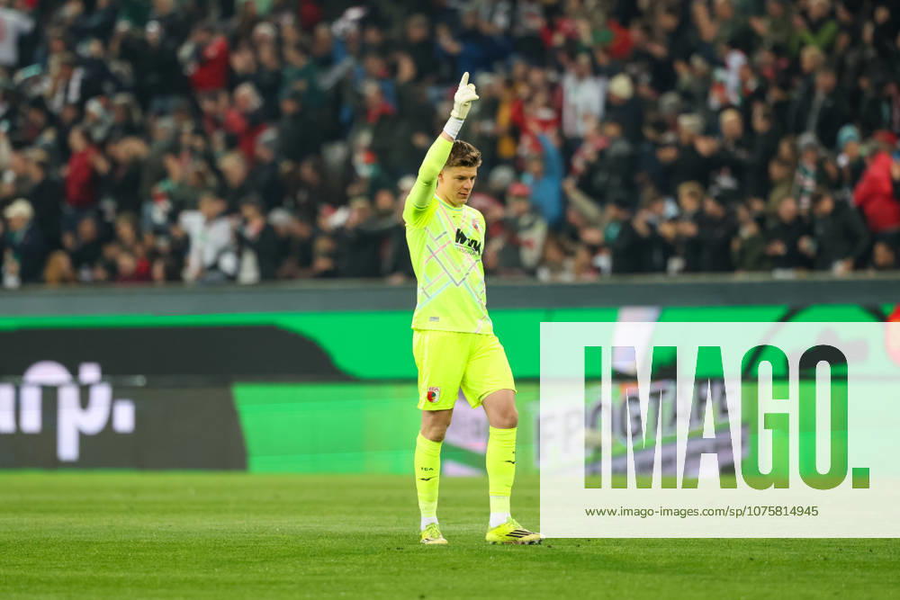 Finn Dahmen (FC Augsburg, 01) bejubelt das Tor zum 1:0, GER, FC Augsburg vs. TSG 1899 Hoffenheim, Fussball, Bundesliga, 29. Spieltag, Saison 2025 2026, 10.04.2026, , GER, FC Augsburg vs. TSG 1899 Hoffenheim, Fussball, Bundesliga, 29. Spieltag, Saison 2025 2026, 10.04.2026 Augsburg
