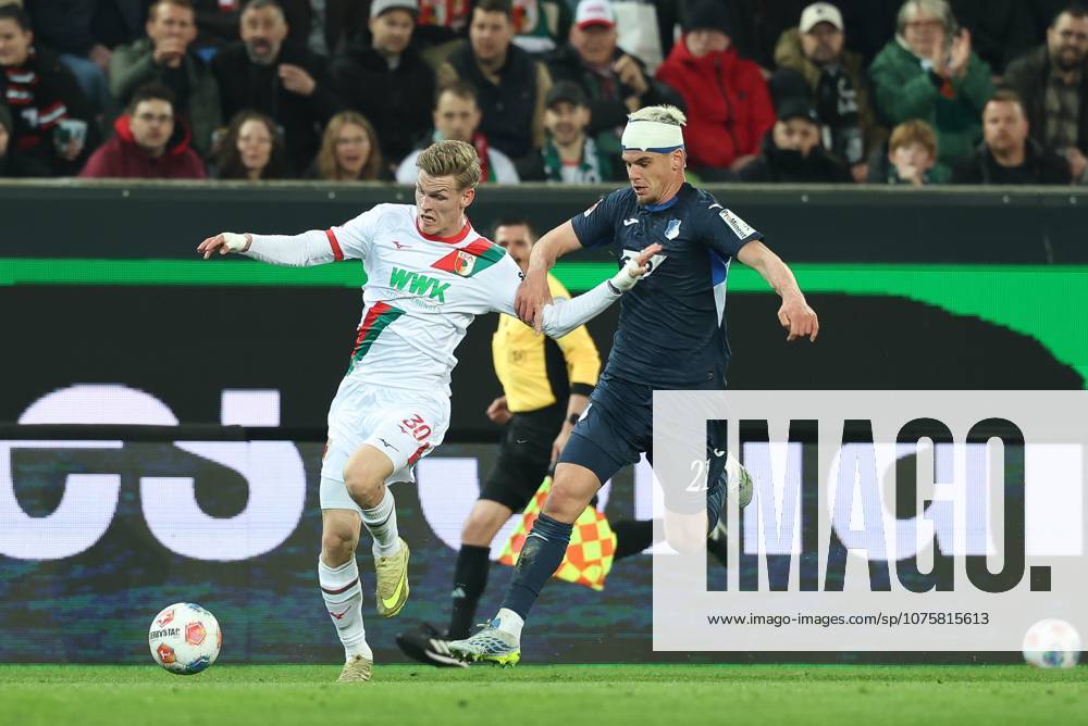 Im Zweikampf, Aktion, mit Anton Kade 30 (FC Augsburg), Albian Hajdari 21 (TSG 1899 Hoffenheim), FC Augsburg vs. TSG 1899 Hoffenheim, Fussball, 1. Bundesliga, 29. Spieltag, 10.04.2026 DFB regulations prohibit any use of photographs as image sequences and or quasi-video Augsburg Bayern Deutschland