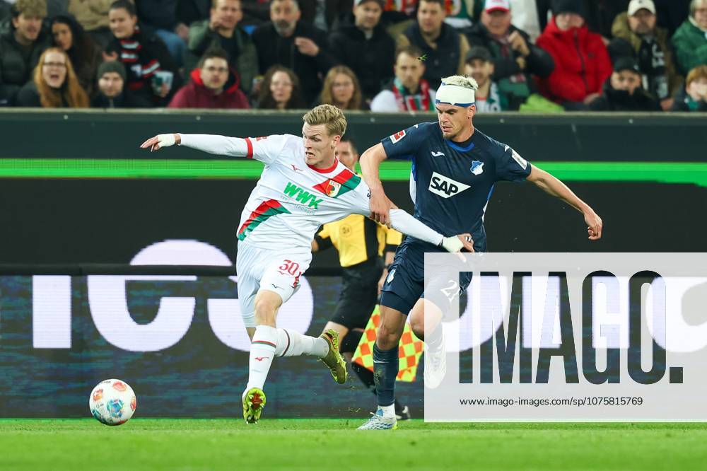 Im Zweikampf, Aktion, mit Anton Kade 30 (FC Augsburg), Albian Hajdari 21 (TSG 1899 Hoffenheim), FC Augsburg vs. TSG 1899 Hoffenheim, Fussball, 1. Bundesliga, 29. Spieltag, 10.04.2026 DFB regulations prohibit any use of photographs as image sequences and or quasi-video Augsburg Bayern Deutschland