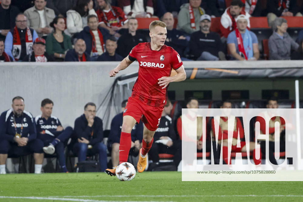 Philipp Lienhart (SC Freiburg, 03) am Ball , Deutschland, Fussball, UEFA Europa League, Viertelfinale, 2025 2026, SC Freiburg vs. Celta Vigo, 09.04.2026, Freiburg im Breisgau Europa-Park Stadion (Stadion am Deutschland