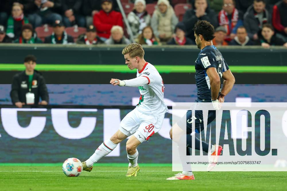 Im Zweikampf, Aktion, mit Anton Kade 30 (FC Augsburg), Ozan Kabak 5 (TSG 1899 Hoffenheim), FC Augsburg vs. TSG 1899 Hoffenheim, Fussball, 1. Bundesliga, 29. Spieltag, 10.04.2026 DFB regulations prohibit any use of photographs as image sequences and or quasi-video Augsburg Bayern Deutschland
