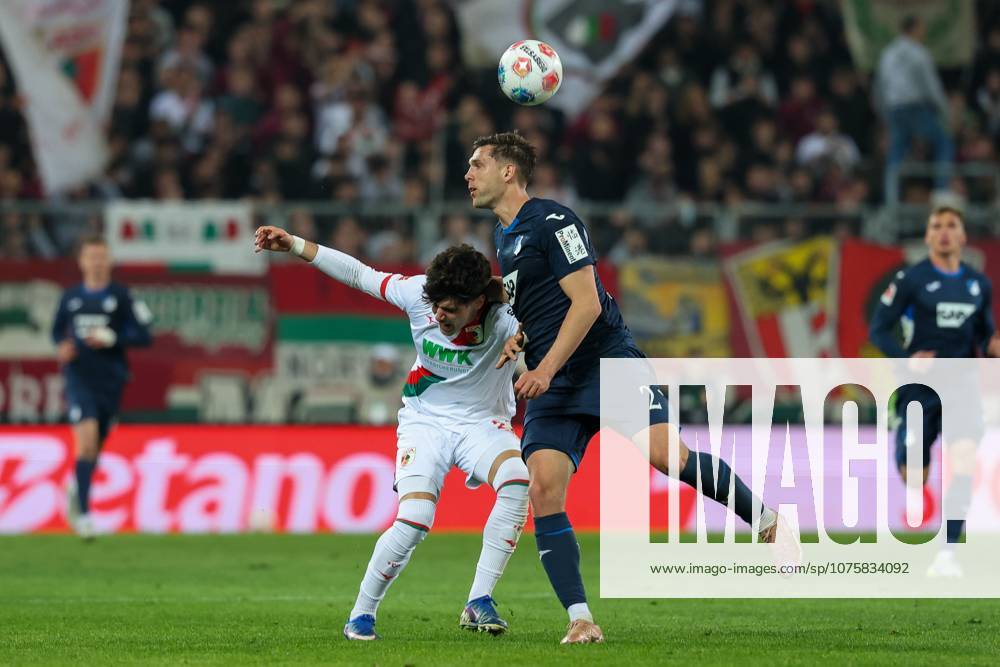 Im Zweikampf, Aktion, mit Rodrigo Ribeiro 21 (FC Augsburg), Robin Hranac 2 (TSG 1899 Hoffenheim), FC Augsburg vs. TSG 1899 Hoffenheim, Fussball, 1. Bundesliga, 29. Spieltag, 10.04.2026 DFB regulations prohibit any use of photographs as image sequences and or quasi-video Augsburg Bayern Deutschland