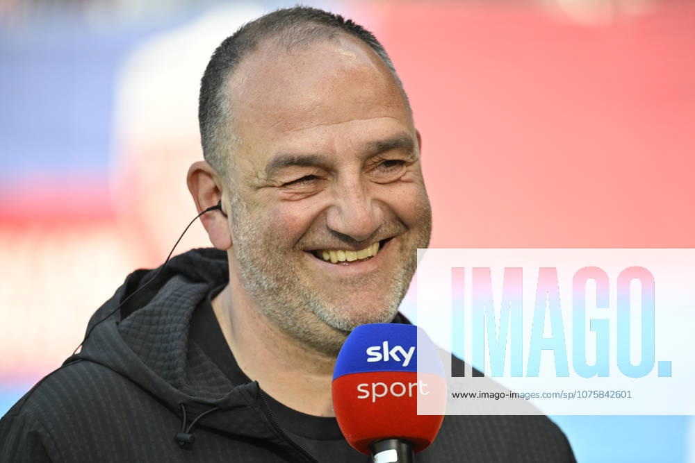 Vor Spielbeginn: Trainer Coach Frank Schmidt 1. FC Heidenheim 1846 FCH Portrait im Interview Mikrofon Mikro Logo SKY 1. FC Heidenheim 1846 FCH vs 1. FC Union Berlin FCU 11.04.2026 DFL REGULATIONS PROHIBIT ANY USE OF PHOTOGRAPHS AS IMAGE SEQUENCES AND OR QUASI-VIDEO 1. FC Heidenheim 1846 FCH vs 1. FC Union Berlin FCU