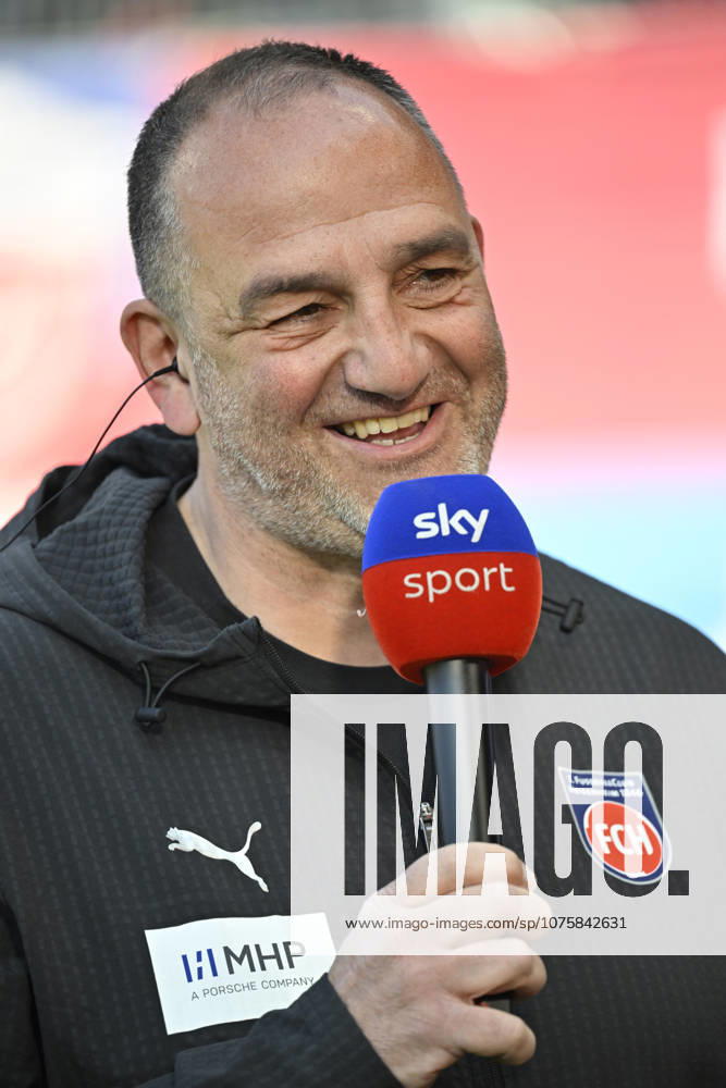 Vor Spielbeginn: Trainer Coach Frank Schmidt 1. FC Heidenheim 1846 FCH Portrait im Interview Mikrofon Mikro Logo SKY 1. FC Heidenheim 1846 FCH vs 1. FC Union Berlin FCU 11.04.2026 DFL REGULATIONS PROHIBIT ANY USE OF PHOTOGRAPHS AS IMAGE SEQUENCES AND OR QUASI-VIDEO 1. FC Heidenheim 1846 FCH vs 1. FC Union Berlin FCU