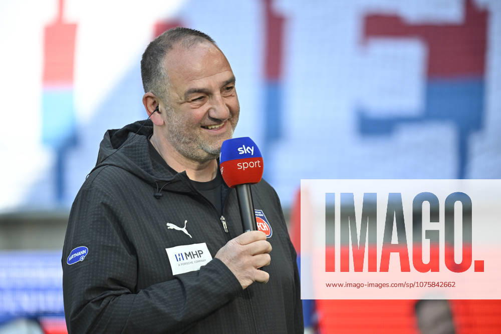 Vor Spielbeginn: Trainer Coach Frank Schmidt 1. FC Heidenheim 1846 FCH Portrait im Interview Mikrofon Mikro Logo SKY 1. FC Heidenheim 1846 FCH vs 1. FC Union Berlin FCU 11.04.2026 DFL REGULATIONS PROHIBIT ANY USE OF PHOTOGRAPHS AS IMAGE SEQUENCES AND OR QUASI-VIDEO 1. FC Heidenheim 1846 FCH vs 1. FC Union Berlin FCU