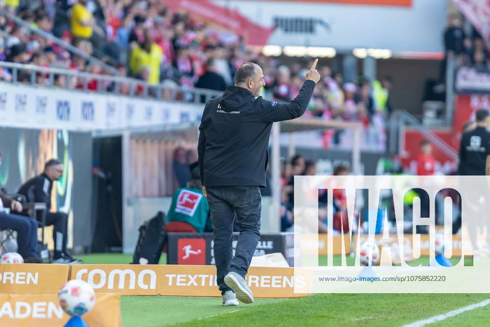 Frank Schmidt (FC Heidenheim, Chef-Trainer) freut sich Finger in die Hoehe Emotionen Gestik, GER, 1.FC Heidenheim vs. 1.FC Union Berlin, Fussball, Bundesliga, 29. Spieltag, Spielzeit 2025 2026, 11.04.2026, DFL DFB REGULATIONS PROHIBIT ANY USE OF PHOTOGRAPHS AS IMAGE SEQUENCES AND OR QUASI-VIDEO, GER, 1.FC Heidenheim vs. 1.FC Union Berlin, Fussball, Bundesliga, 29. Spieltag, Spielzeit 2025 2026, 11.04.2026 Heidenheim
