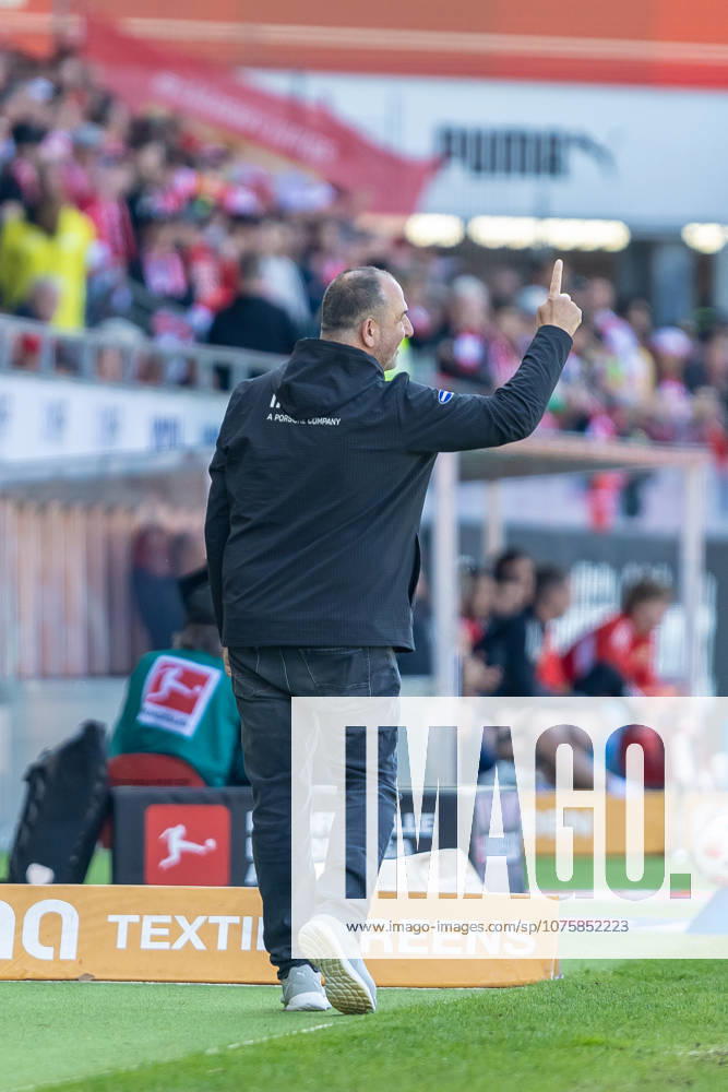 Frank Schmidt (FC Heidenheim, Chef-Trainer) freut sich Finger in die Hoehe Emotionen Gestik, GER, 1.FC Heidenheim vs. 1.FC Union Berlin, Fussball, Bundesliga, 29. Spieltag, Spielzeit 2025 2026, 11.04.2026, DFL DFB REGULATIONS PROHIBIT ANY USE OF PHOTOGRAPHS AS IMAGE SEQUENCES AND OR QUASI-VIDEO, GER, 1.FC Heidenheim vs. 1.FC Union Berlin, Fussball, Bundesliga, 29. Spieltag, Spielzeit 2025 2026, 11.04.2026 Heidenheim