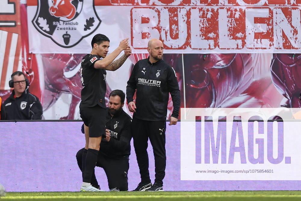 Fussball 1. Bundesliga, RB Leipzig - Borussia Mönchengladbach, v.l. Kevin Diks (Gladbach, 4) verletzt, Verletzung, injury, injured Leipzig