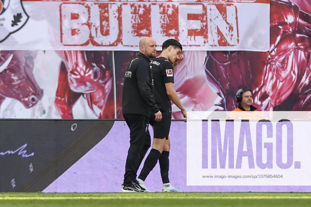 Fussball 1. Bundesliga, RB Leipzig - Borussia Mönchengladbach, v.l. Kevin Diks (Gladbach, 4) verletzt, Verletzung, injury, injured Leipzig