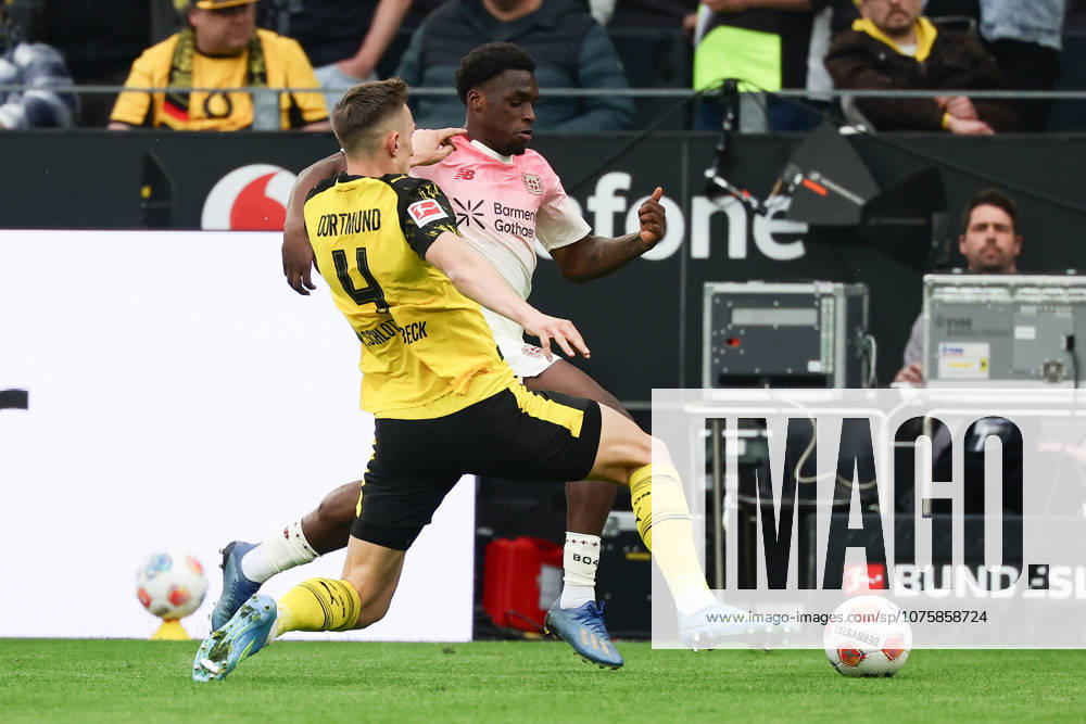 Dortmund, Germany, 11.04.26, Nico Schlotterbeck (Borussia Dortmund) und Ernest Poku (Bayer 04 Leverkusen) während des Spiels der 1. Bundesliga zwischen Borussia Dortmund - Bayer 04 Leverkusen im Signal Iduna Park in Dortmund. (Photo by Joachim Bywaletz) DFB DFL REGULATIONS PROHIBIT ANY USE OF PHOTOGRAPHS AS IMAGE SEQUENCES AND OR QUASI-VIDEO.