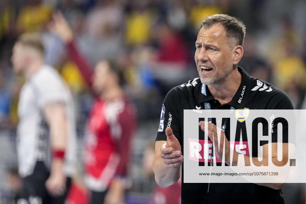 Maik Machulla (Trainer, Cheftrainer, RNL), gibt Anweisungen, gestikuliert, mit den Armen gestikulieren, Einzelbild, Einzelfoto, Aktion, Action, 11.04.2026, Mannheim (Deutschland), Handball, Bundesliga, Rhein-Neckar Löwen - SG Flensburg-Handewitt