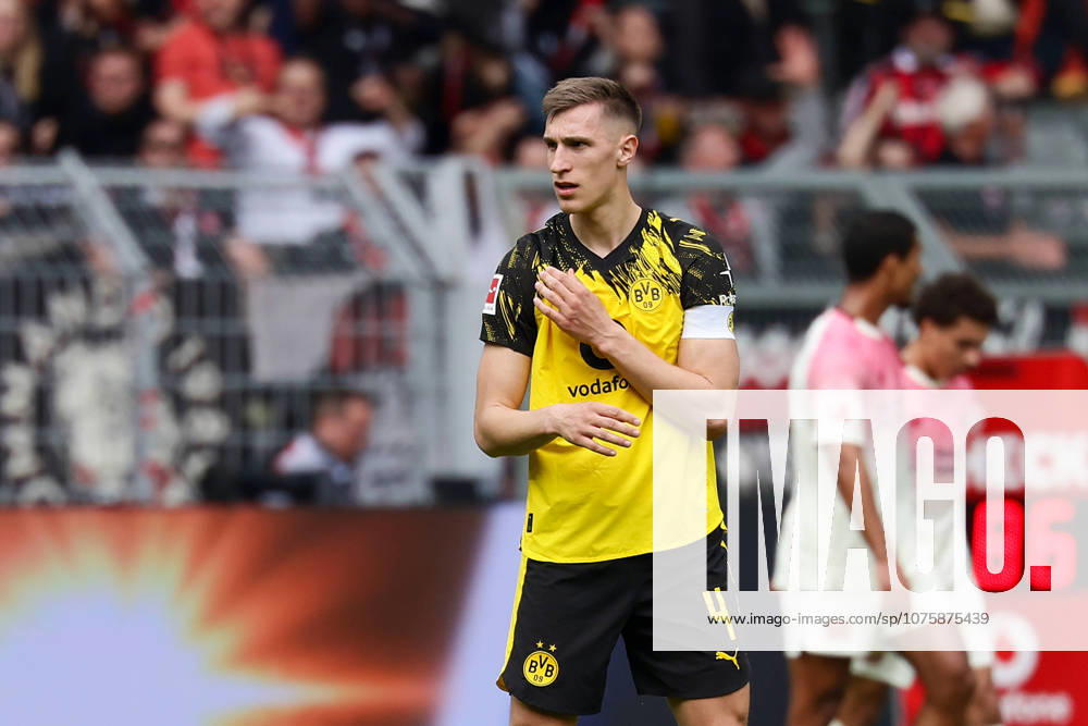 Dortmund, Germany, 11.04.26, Nico Schlotterbeck (Borussia Dortmund) guckt während des Spiels der 1. Bundesliga zwischen Borussia Dortmund - Bayer 04 Leverkusen im Signal Iduna Park in Dortmund. (Photo by Joachim Bywaletz) DFB DFL REGULATIONS PROHIBIT ANY USE OF PHOTOGRAPHS AS IMAGE SEQUENCES AND OR QUASI-VIDEO.