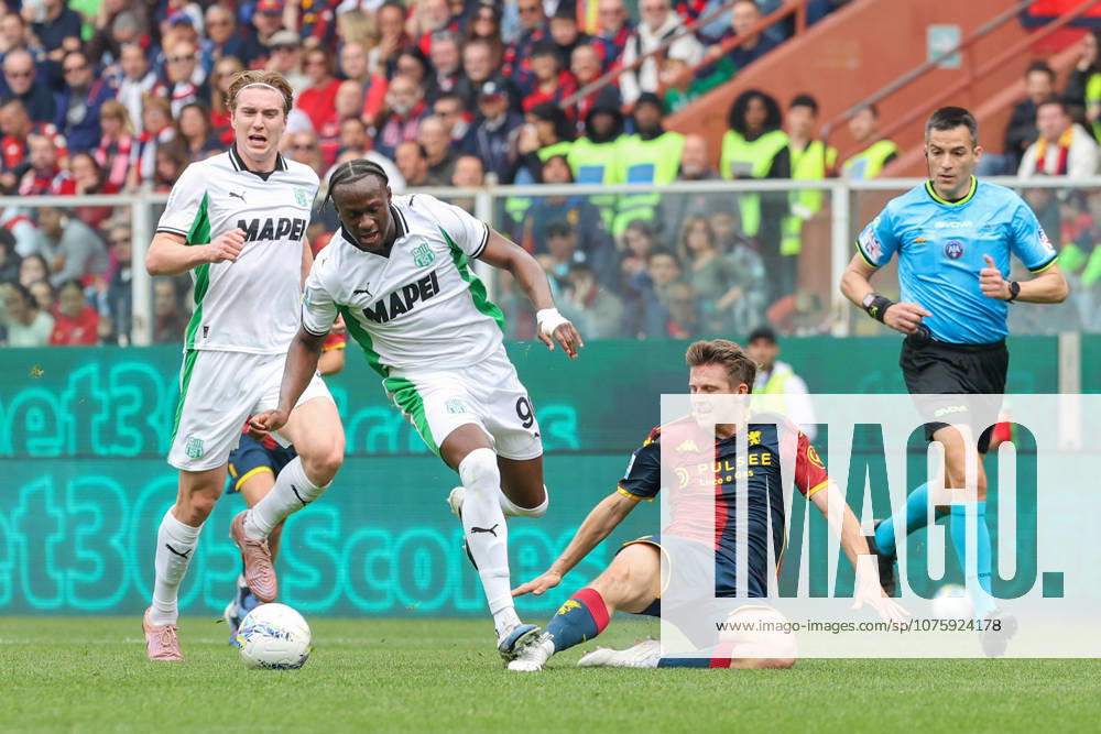GenoaÕs Morten Frendrup fights for the ball with Sassuolo s Ismael Kone during the Serie A soccer match between Genoa and Sassuolo at the Luigi Ferraris Stadium in Genoa, Italy - Sunday, April 12, 2026. - Soccer .