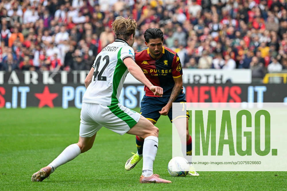 Genoas Mikael Ellertsson fights for the ball during the Serie A soccer match between Genoa and Sassuolo at the Luigi Ferraris Stadium in Genoa, Italy - Sunday, April 12, 2026. - Soccer .