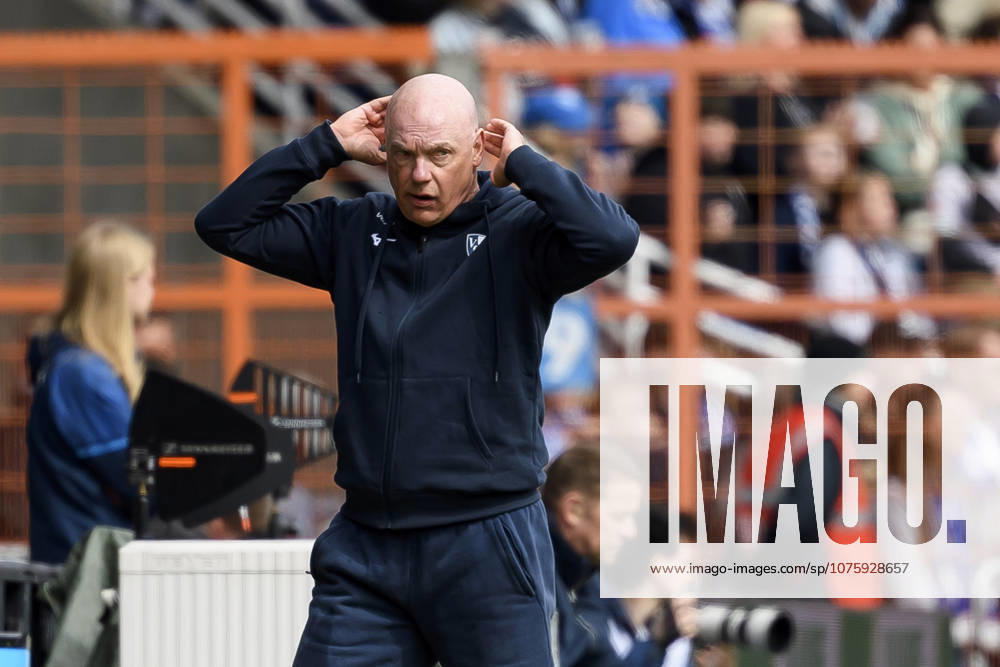 Trainer Uwe Roesler (VfL Bochum) enttaeuscht waehrend des spiels der 2. Bundesliga zwischen VfL Bochum und Eintracht Braunschweig, Vonovia Ruhrstadion am 12. April 2026 in Bochum, Deutschland. (Foto von Max Maiwald DeFodi Images) +++ Trainer Uwe Roesler (VfL Bochum) looks dejected during the 2. Bundesliga match between VfL Bochum and Eintracht Braunschweig at Vonovia Ruhrstadion on April 12, 2026 in Bochum, Germany. (Photo by Max Maiwald DeFodi Images) (Photo by Max Maiwald DeFodi Images) -