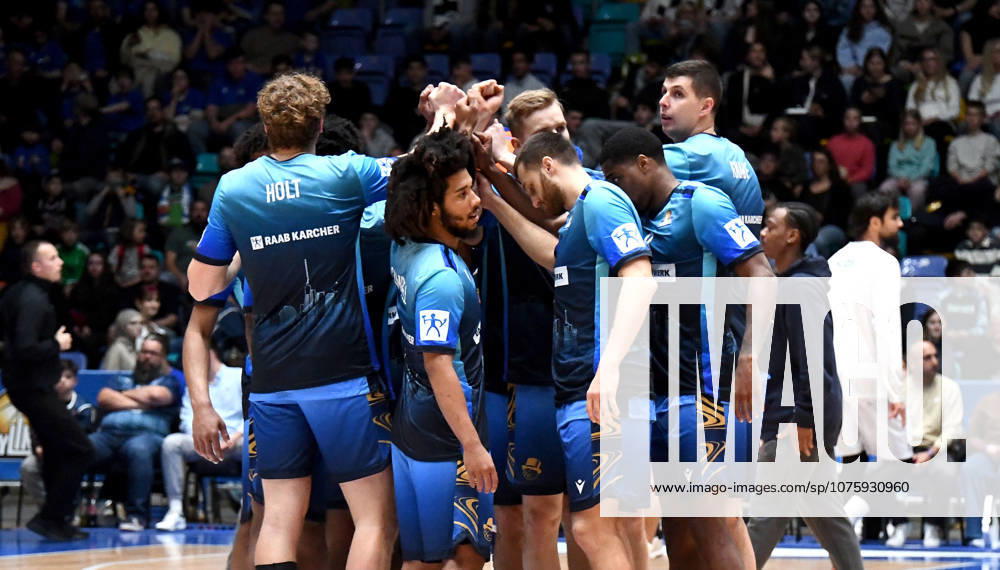 Basketball easyCredit BBL Bundesliga, Frankfurt Skyliners - MLP Academics Heidelberg v.l. Das Team schwoert sich ein Frankfurt am Main