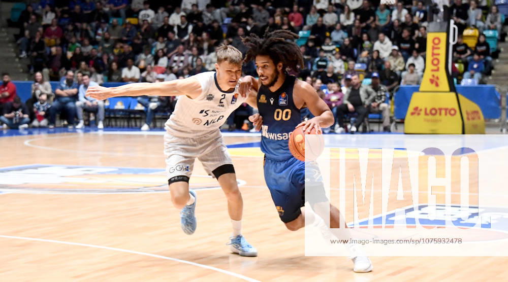 Basketball easyCredit BBL Bundesliga, Frankfurt Skyliners - MLP Academics Heidelberg v.l. Tyger Campbell (Fraport Skyliners Frankfurt), Niklas Wuerzner (MLP Academics Heidelberg), Zweikampf, Duell, Mimik, Gestik Frankfurt am Main