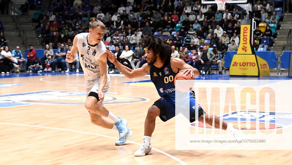 Basketball easyCredit BBL Bundesliga, Frankfurt Skyliners - MLP Academics Heidelberg v.l. Tyger Campbell (Fraport Skyliners Frankfurt), Niklas Wuerzner (MLP Academics Heidelberg), Zweikampf, Duell, Mimik, Gestik Frankfurt am Main