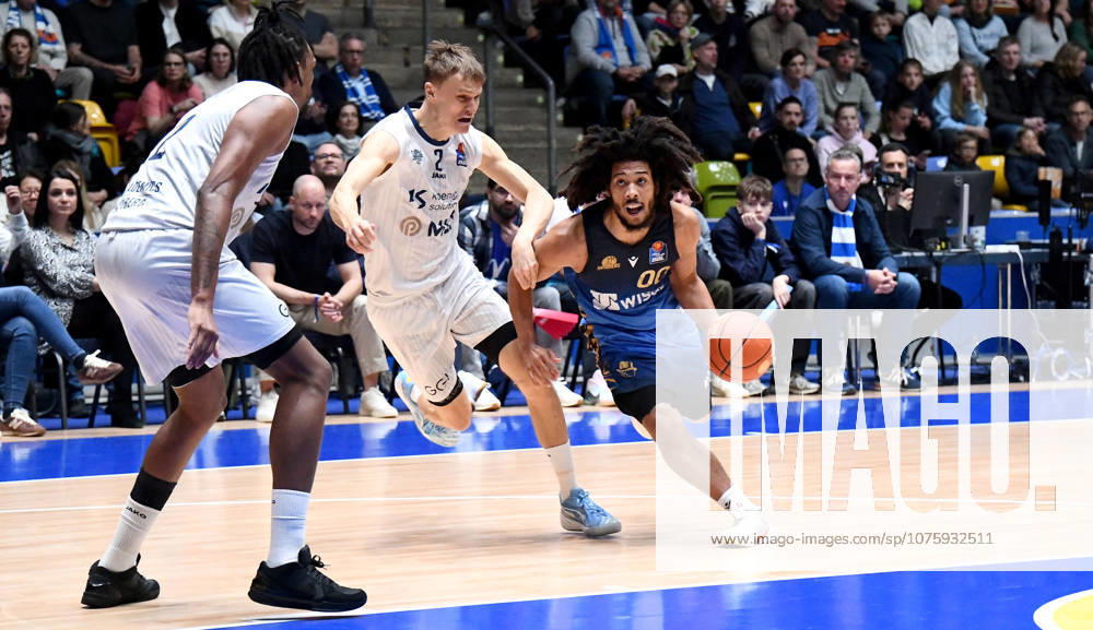 Basketball easyCredit BBL Bundesliga, Frankfurt Skyliners - MLP Academics Heidelberg v.l. Tyger Campbell (Fraport Skyliners Frankfurt), Niklas Wuerzner (MLP Academics Heidelberg), Osun Osunniyi (MLP Academics Heidelberg), Zweikampf, Duell, Dribbling Frankfurt am Main