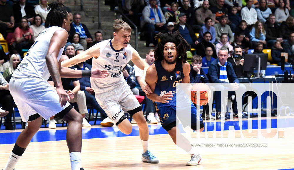 Basketball easyCredit BBL Bundesliga, Frankfurt Skyliners - MLP Academics Heidelberg v.l. Tyger Campbell (Fraport Skyliners Frankfurt), Niklas Wuerzner (MLP Academics Heidelberg), Osun Osunniyi (MLP Academics Heidelberg), Zweikampf, Duell, Dribbling Frankfurt am Main