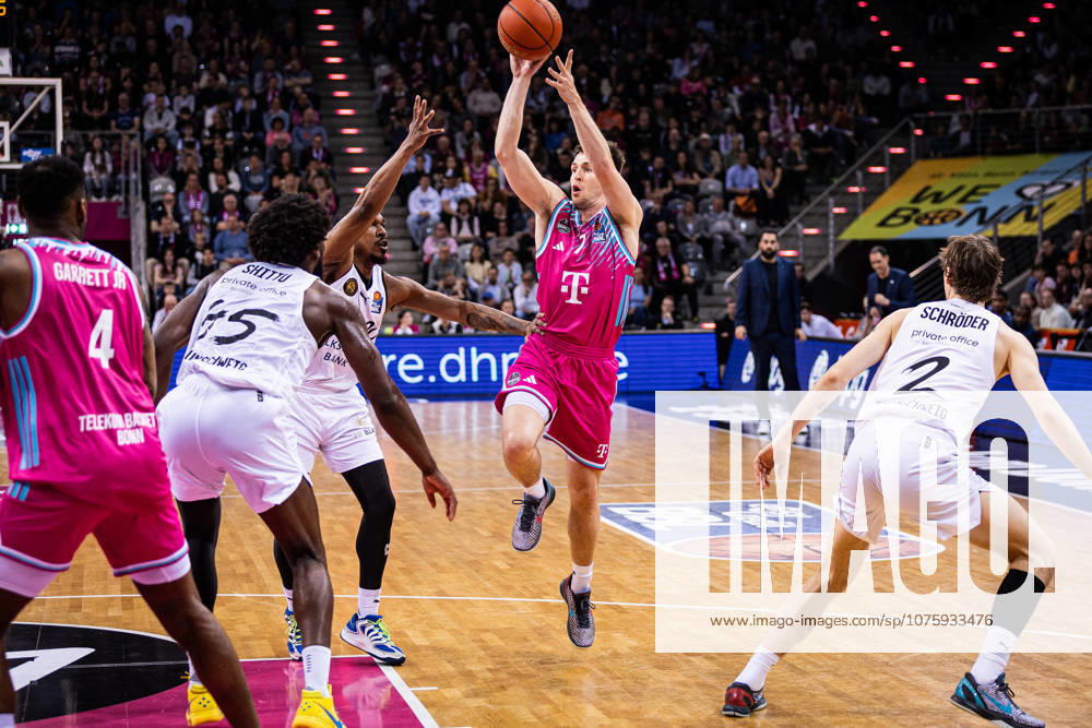 EasyCredit Basketball Bundesliga, Telekom Baskets Bonn vs. Basketball Löwen Braunschweig, 12.04.2026 Grayson Murphy (Telekom Baskets Bonn 7) einbeinig -- easyCredit Basketball Bundesliga, Telekom Baskets Bonn vs. Basketball Löwen Braunschweig, 12.04.2026, Telekom Dome Bonn