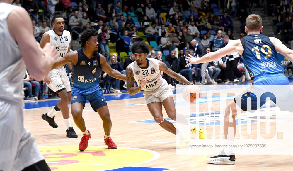 Basketball easyCredit BBL Bundesliga, Frankfurt Skyliners - MLP Academics Heidelberg v.l. Michael Weathers (MLP Academics Heidelberg), Nahiem Alleyne (Fraport Skyliners Frankfurt), Zweikampf, Duell, Dribbling Frankfurt am Main