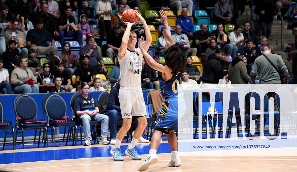 Basketball easyCredit BBL Bundesliga, Frankfurt Skyliners - MLP Academics Heidelberg v.l. Niklas Wuerzner (MLP Academics Heidelberg), Tyger Campbell (Fraport Skyliners Frankfurt), Zweikampf, Duell, Wurf Frankfurt am Main