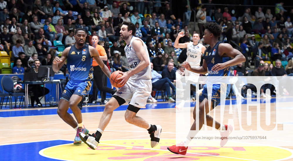 Basketball easyCredit BBL Bundesliga, Frankfurt Skyliners - MLP Academics Heidelberg v.l. Mateo Seric (MLP Academics Heidelberg), William Christmas (Fraport Skyliners Frankfurt), Nahiem Alleyne (Fraport Skyliners Frankfurt), Zweikampf, Duell, Sprint Frankfurt am Main