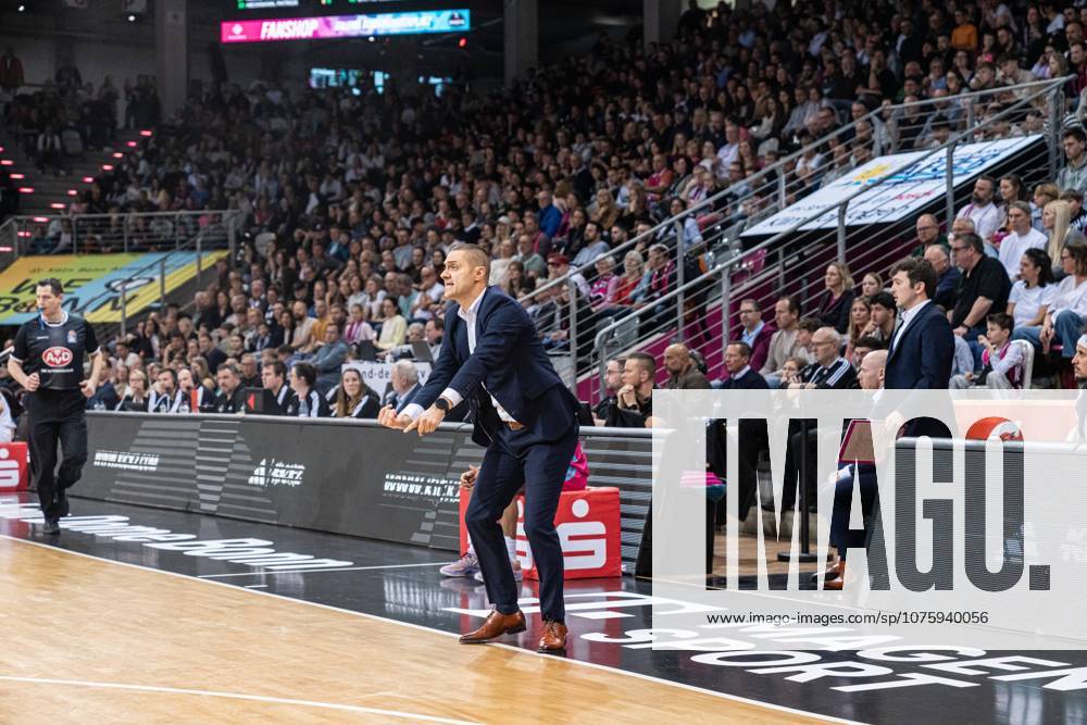 Marko Stankovic (999; Telekom Baskets Bonn) gibt Anweisungen am Spielfeldrand im TelekomDome EasyCredit BBL Ligaspiel am 29. Spieltag in Bonn zwischen Telekom Baskets Bonn und Basketball Löwen Braunschweig. Trainer Marko Stankovic (999; Telekom Baskets Bonn) am Spielfeldrand