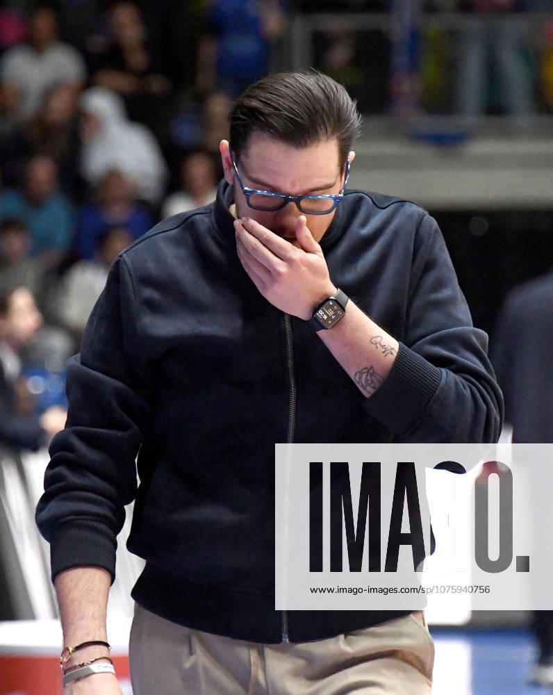 Basketball easyCredit BBL Bundesliga, Frankfurt Skyliners - MLP Academics Heidelberg v.l. Headcoach Carlo Finetti (MLP Academics Heidelberg), Mimik, Gestik, nachdenklich, genervt, frustriert Frankfurt am Main