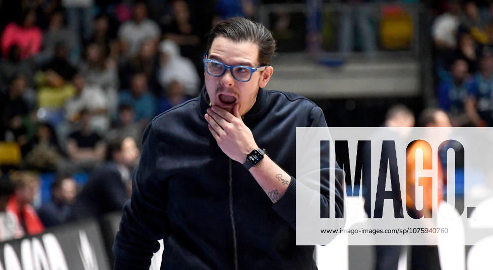 Basketball easyCredit BBL Bundesliga, Frankfurt Skyliners - MLP Academics Heidelberg v.l. Headcoach Carlo Finetti (MLP Academics Heidelberg), Mimik, Gestik, nachdenklich, genervt, frustriert Frankfurt am Main