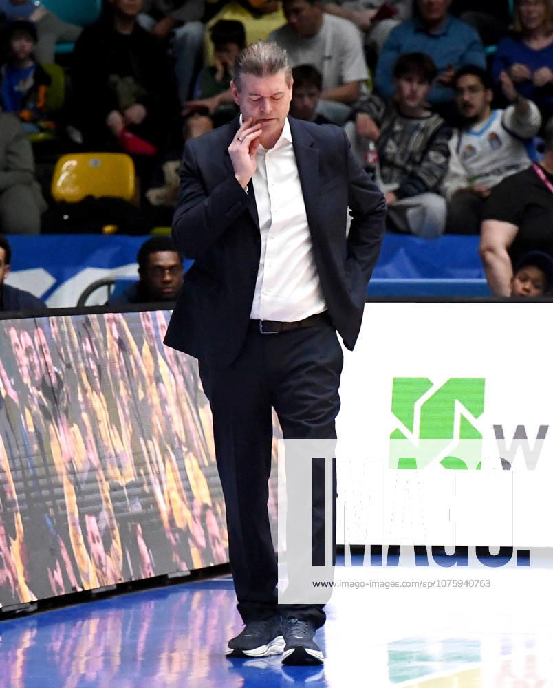 Basketball easyCredit BBL Bundesliga, Frankfurt Skyliners - MLP Academics Heidelberg v.l. Trainer Klaus Perwas (Head Coach, Fraport Skyliners Frankfurt), Mimik, Gestik, nachdenklich, genervt, frustriert Frankfurt am Main