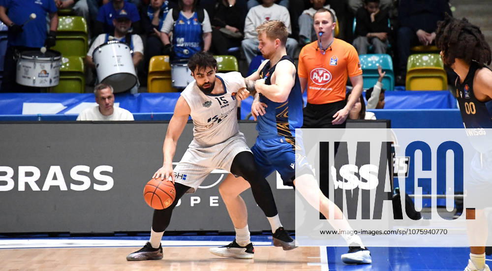 Basketball easyCredit BBL Bundesliga, Frankfurt Skyliners - MLP Academics Heidelberg v.l. Marcel Kessen (MLP Academics Heidelberg), Till Pape (Fraport Skyliners Frankfurt), Zweikampf, Duell Frankfurt am Main