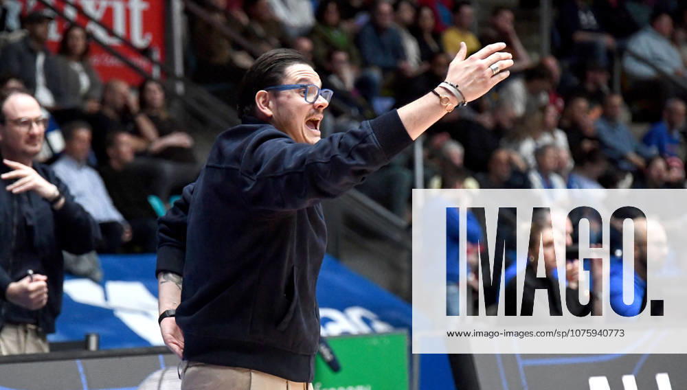 Basketball easyCredit BBL Bundesliga, Frankfurt Skyliners - MLP Academics Heidelberg v.l. Headcoach Carlo Finetti (MLP Academics Heidelberg), Mimik, Gestik, Anweisungen Frankfurt am Main