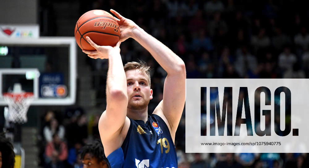 Basketball easyCredit BBL Bundesliga, Frankfurt Skyliners - MLP Academics Heidelberg v.l. Till Pape (Fraport Skyliners Frankfurt), Wurf Frankfurt am Main